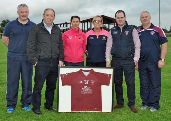 Mossy Shanahan Sponsorship Photo with Club Officers and U12 Man 600