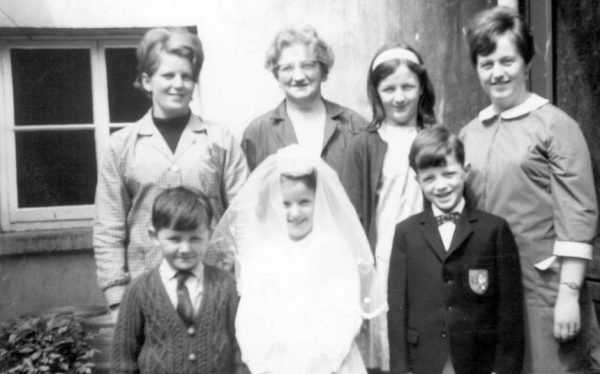 First Holy Communion Day Back: Sheila Kennedy (nee O Dwyer), Bridget Stapleton, Geraldine Kenny and Mary Stapleton (nee Dockery), Templemore Front: Philip Kenny, Martina Kenny and Bobby Stapleton